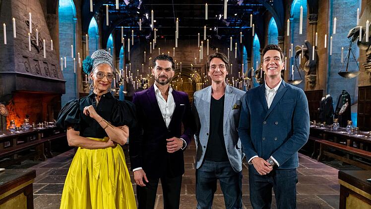 Carla Hall und Jozef Youssef (zweiter von links) bewerten, was die Teilnehmerinnen und Teilnehmer des von James (zweiter von rechts) und Oliver Phelps moderierten Wettbewerbs backen.