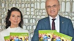 Landrat Wilhelm Schneider und Melinda Dorosch pr&auml;sentieren den neuen Seniorenwegweiser.