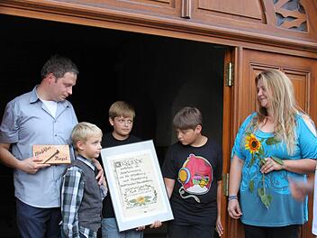 Peter Braun (r.) vom Altstadtverein Münnerstadt hat Familie Brose den Mürschter Nagel und die Urkunde übergeben. Sie haben ihr Haus aus dem Jahr 1572 zu einem richtigen Schmuckstück hergerichtet.  Fotos: Martina Straub
