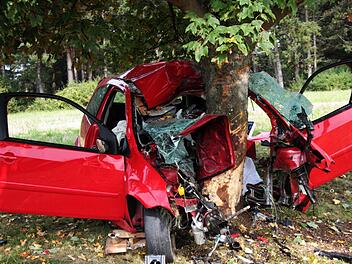 Der Wagen prallte frontal gegen einen Baum bei Burg Feuerstein