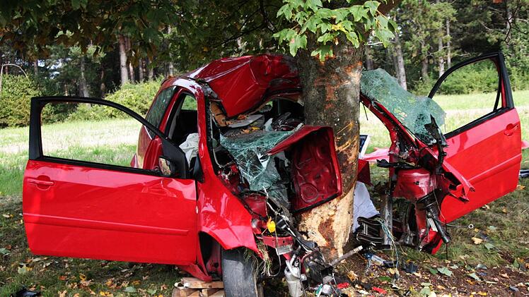 Der Wagen prallte frontal gegen einen Baum bei Burg Feuerstein