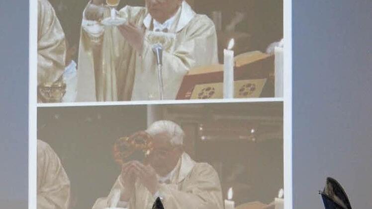 Post vom Altpapst.