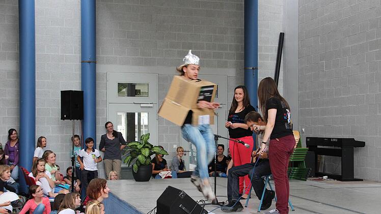 Für den Lacher des Tages sorgte kein geringer als der Pausenclown der Abi-Besatzung des Herder-Gymnasiums. Sven huscht im Kostüm an Maria, Chiara und einem Lehrer vorbei. Fotos: Sarah Dann