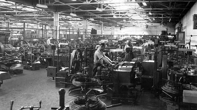 So sah es 1957 in der Kugelpresserei aus.  Foto: Schaeffler