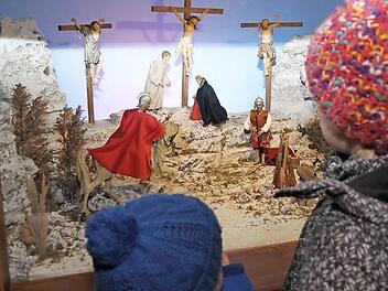 Auch junge Besucher schenken der Krippe in St. Anna ihre Aufmerksamkeit.  Fotos: Mathias Erlwein