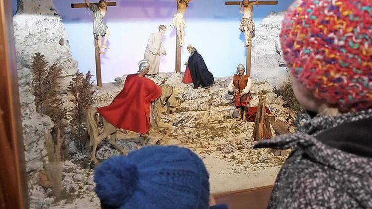 Auch junge Besucher schenken der Krippe in St. Anna ihre Aufmerksamkeit.  Fotos: Mathias Erlwein