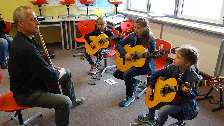 Georg Zech unterrichtet an der Musikschule Ebern das Fach Gitarre. Groß und Klein interessierten sich am Sonntag für das Zupfinstrument.