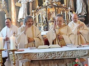 Pater Helmut Haagen (2.v.l.) und Pater Johannes Effern (3.v.l.) feirten in der Klosterkirche in Kronach ihr 25- beziehungsweise 60-jähriges Priesterjubiläum. Mit im Bild Rektor Pater Werner Pieper (links) und Provinzial und Festprediger Pater Stefan Obergfell (rechts). Foto: pr