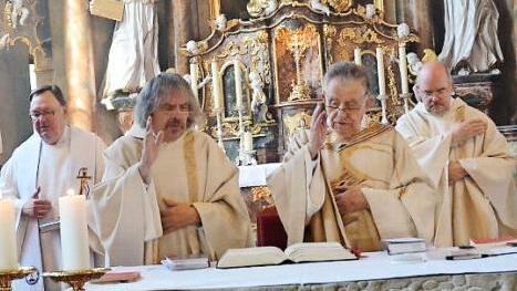 Pater Helmut Haagen (2.v.l.) und Pater Johannes Effern (3.v.l.) feirten in der Klosterkirche in Kronach ihr 25- beziehungsweise 60-jähriges Priesterjubiläum. Mit im Bild Rektor Pater Werner Pieper (links) und Provinzial und Festprediger Pater Stefan Obergfell (rechts). Foto: pr