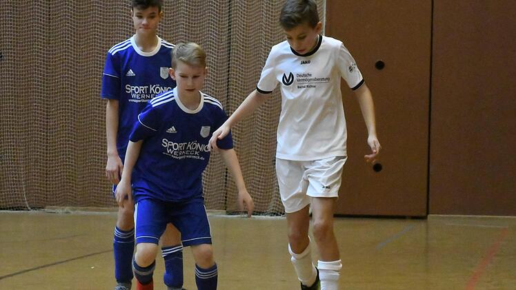 Hielten die Konkurrenz auf Distanz: die U-13-Kicker der SG Obererthal, hier im Duell mit dem TSV Münnerstadt (blaue Trikots).Hopf