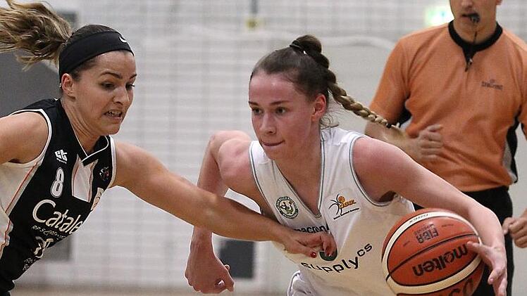 Mit zwei Freiwürfen und einem Dreier in Folge zum 70:61 sorgte Julia Förner (rechts) für klare Verhältnisse. Foto: sportpress
