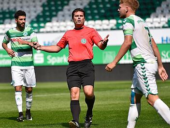 Markus Pflaum verzichtet in der Regionalliga auf ein Headset: "Wenn man bei F&uuml;rth II vor 50 Leuten pfeift, macht man sich dadurch nur unn&ouml;tig angreifbar. Es wirkt einfach &uuml;bertrieben." Foto: Sportfoto Zink