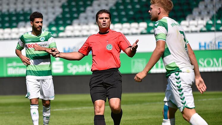 Markus Pflaum verzichtet in der Regionalliga auf ein Headset: "Wenn man bei F&uuml;rth II vor 50 Leuten pfeift, macht man sich dadurch nur unn&ouml;tig angreifbar. Es wirkt einfach &uuml;bertrieben." Foto: Sportfoto Zink