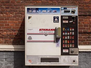Einen am Sportheim in Oberwohlsbach angebrachten Zigarettenautomaten haben Diebe gestohlen. Symbolbild: WolfBlur/pixabay.com