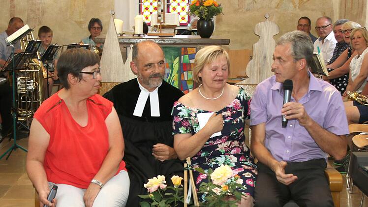 Zu Erinnerung an eine schöne Zeit in den beiden Kirchengemeinden Watzendorf und Schottenstein  überreichten die beiden Vertrauensleute Karin Wawrzinek und Michael Späth eine ganz besondere   Gartenbank. Diese wurde in der  Kirche gleich getestet, von links: Karin Wawrzinek, Eckhart Kollmer, Anita Kollmer, Michael Späth.  Foto: Michael Stelzner