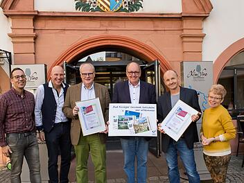 Zur Auszeichnung gratulierten der Vorsitzende von Pro-Bad Kissingen, Ralf Ludewig   (2. von links) und 2. Vorsitzender Michael Pal, 2. Vorsitzender, (1. von links) sowie Gesch&auml;ftsf&uuml;hrer Klaus Bollwein (4. von links) und Birgit Rechtenbacher, (rechts) vom Stadtmarketing Pro-Bad Kissingen. Geehrt wurden Dr. Reinhard H&ouml;hn (3.von links) als Vorstand vom Hospizverein und Steffen Ahlert (5. von  links) vom gleichnamigen Spielwarengesch&auml;ft in Bad Kissingen. Sabine Kretz