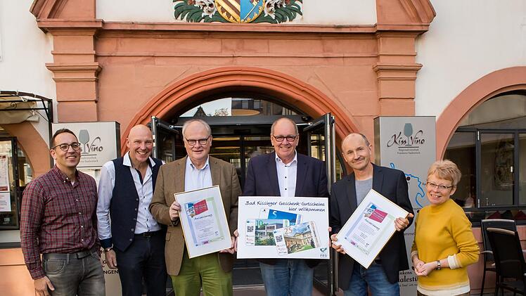 Zur Auszeichnung gratulierten der Vorsitzende von Pro-Bad Kissingen, Ralf Ludewig   (2. von links) und 2. Vorsitzender Michael Pal, 2. Vorsitzender, (1. von links) sowie Gesch&auml;ftsf&uuml;hrer Klaus Bollwein (4. von links) und Birgit Rechtenbacher, (rechts) vom Stadtmarketing Pro-Bad Kissingen. Geehrt wurden Dr. Reinhard H&ouml;hn (3.von links) als Vorstand vom Hospizverein und Steffen Ahlert (5. von  links) vom gleichnamigen Spielwarengesch&auml;ft in Bad Kissingen. Sabine Kretz