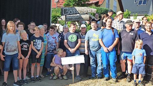 Zahlreiche Kohlsteiner waren zum Ortstermin gekommen, um gegen den Funkmastbau zu protestieren.