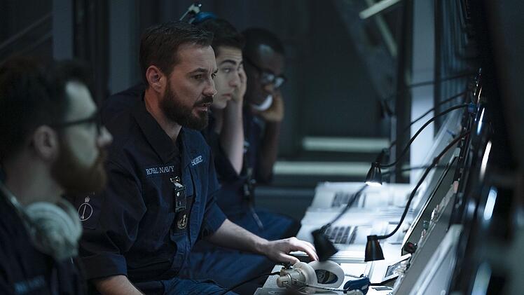 Chief Petty Officer Craig Burke (Martin Compston, Mitte) wird tot aufgefunden. Waren Drogen im Spiel?