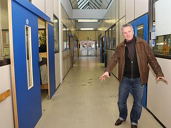 Wolfgang Badura, Geschäftsführer der Werkstätten der Lebenshilfe, zeigt den Fluchtweg der Hauptwerkstätten am John-F.-Kennedy-Ring in Forchheim.  Fotos: Barbara Herbst