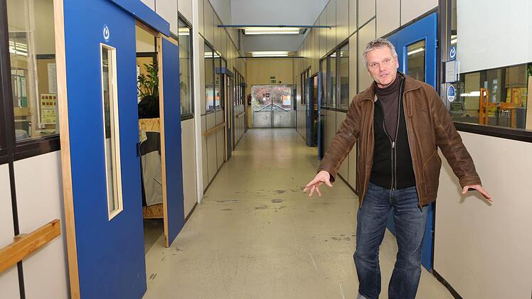Wolfgang Badura, Geschäftsführer der Werkstätten der Lebenshilfe, zeigt den Fluchtweg der Hauptwerkstätten am John-F.-Kennedy-Ring in Forchheim.  Fotos: Barbara Herbst