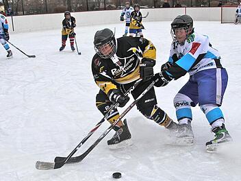Nico Löwe (rechts) beharkt einen Weidener Gegenspieler. In einem Freundschaftsspiel fertigte der ATS-Nachwuchs das Team aus der Oberpfalz mit 15:1 ab. Fotos: Herbert Georgius
