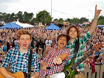 Die "Dorfrocker" heizten in Nüdlingen kräftig ein. Fotos: Sigismund von Dobschütz und Arthur Stollberger