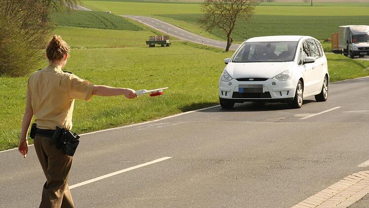 Polizeiobermeisterin Katharina Röthlein hält ein Fahrzeug an, dessen Fahrer einen Verkehrsverstoß begangen hat. Foto: Paul Ziegler