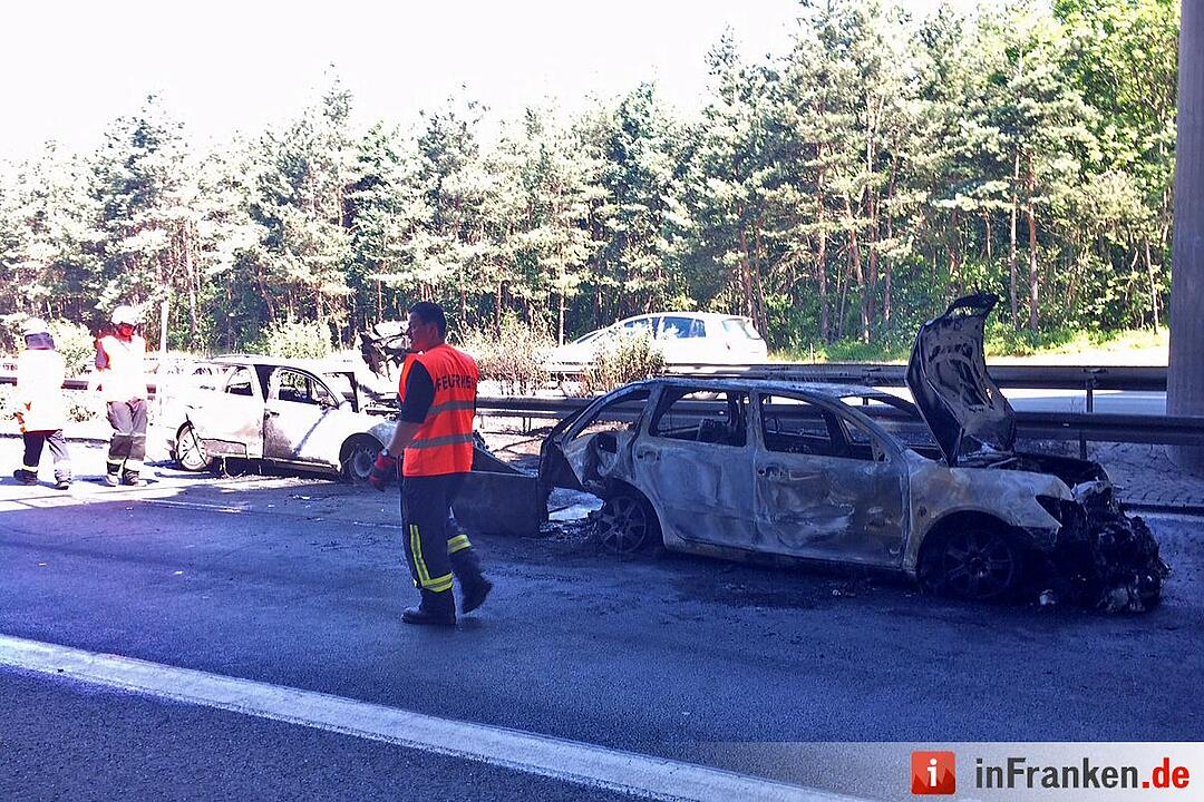 Erste Bilder: Autos brennen bei Unfall auf A73 aus - Bruecke beschaedigt
