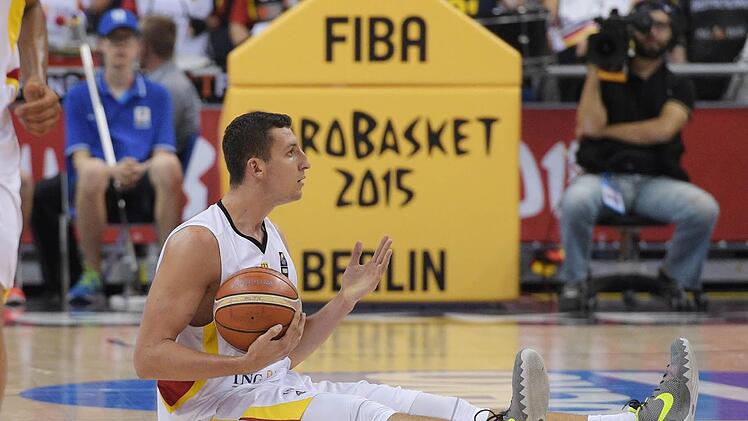 Ein Bild mit Symbolcharakter. Die junge deutschen Spieler, wie hier der 21-jährige Paul Zipser, landeten bei der Europameisterschaft auf dem Hosenboden. Nach vier knappen Niederlagen schied das deutsche Team in der Vorrunde aus. Foto: Rainer Jensen/dpa