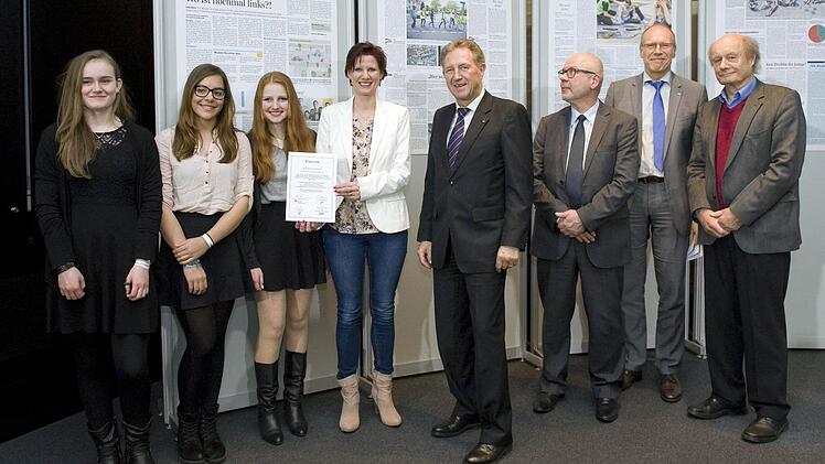 Daniela Schneider (Vierte von links), Lehrerin am Bamberger Dientzenhofer-Gymnasium, freut sich mit drei Neuntklässlerinnen über die Auszeichnung ihrer Zeitungsseite zum Thema Verkehrssicherheit. Foto: Jürgen Gebhardt