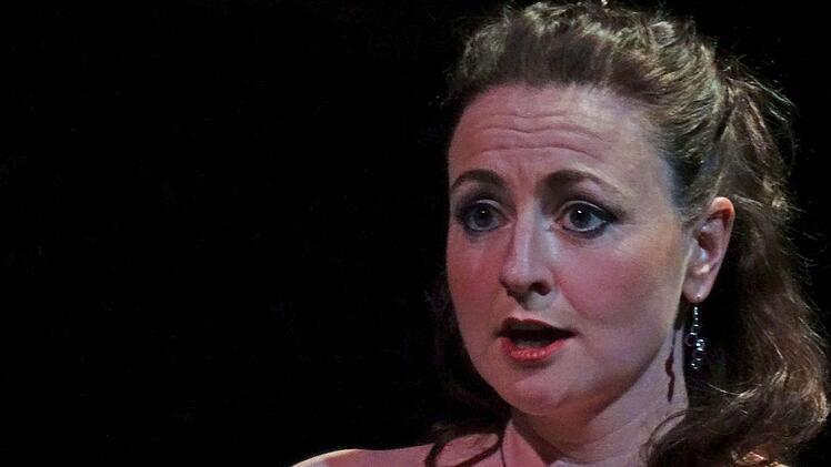 Stefanie Schmitt gestaltete einen Liederabend in der Coburger Reithalle.Foto: Jochen Berger