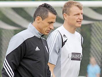 Neben "Chef" Bernd Eigner (links) hat sich auch der langj&auml;hrige Torwart- und Co-Trainer Matthias Bayer (rechts) vom FC Sand verabschiedet und nimmt jetzt erst einmal eine Auszeit. Wie lange diese dauert, l&auml;sst der 43-J&auml;hrige offen.  Foto: Ralf Naumann