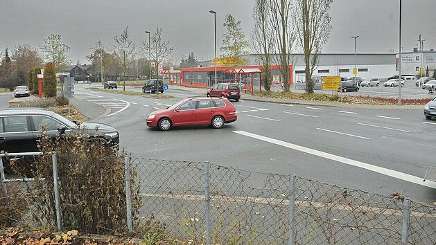 Der Kreuzungsbereich an der Erlanger Stra&szlig;e und An den Heuwiesen: B&uuml;rger fordern an dieser Stelle einen Kreisel, um die Unfallgefahr zu entsch&auml;rfen. Doch bei einer Begehung mit der Polizei wurde klar, dass hier letztlich zu wenig Verkehr &uuml;ber die Stra&szlig;e fahre.  Foto: Karl Heinz Wirth