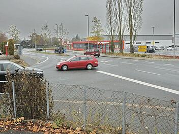 Der Kreuzungsbereich an der Erlanger Straße und An den Heuwiesen: Bürger fordern an dieser Stelle einen Kreisel, um die Unfallgefahr zu entschärfen. Doch bei einer Begehung mit der Polizei wurde klar, dass hier letztlich zu wenig Verkehr über die Straße fahre.  Foto: Karl Heinz Wirth