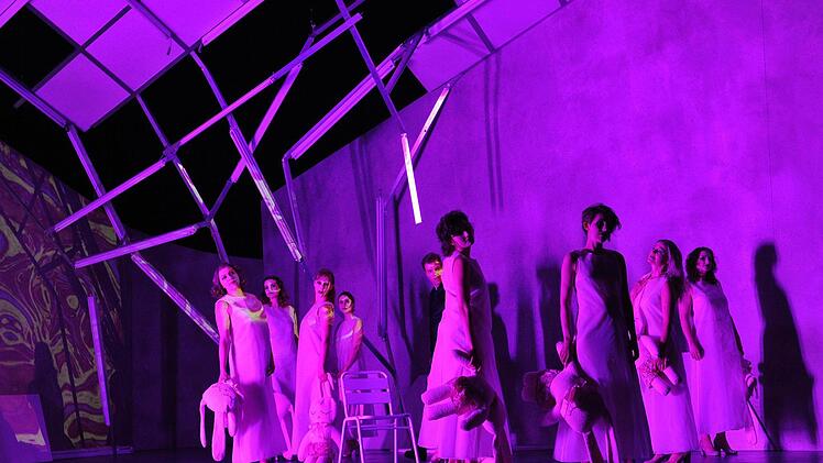 Richard Wagners "Parsifal" feierte Premiere am Landestheater Coburg. Szene aus der Neuinszenierung von Jakob Peters-Messer. Die Blumenmädchen umgaren Parsifal (Roman Payer)Foto: Andrea Kremper