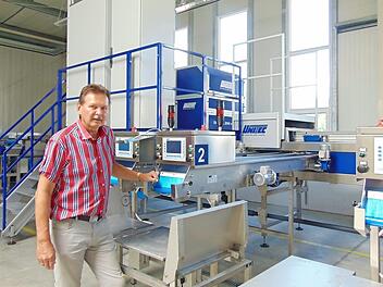 Geschäftsführer Herbert Hubmann vor der Kirschensortieranlage der Franken Obst GmbH, die beim Tag der offenen Tür erklärt wird Foto: Malbrich