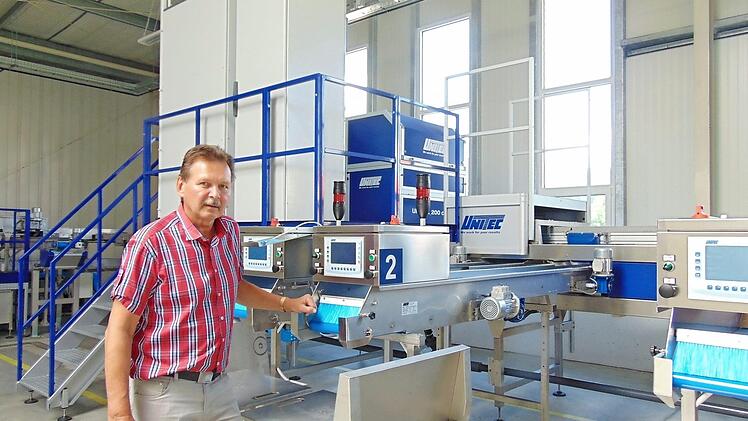 Geschäftsführer Herbert Hubmann vor der Kirschensortieranlage der Franken Obst GmbH, die beim Tag der offenen Tür erklärt wird Foto: Malbrich