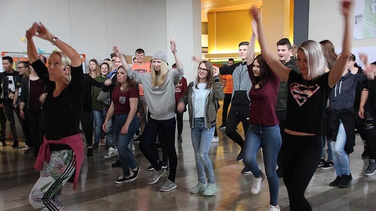 Unter Anleitung von Beate Bötsch gab es zum Auftakt des Gesundheitstages eine Aerobic-Einheit. Foto: Heike Beudert