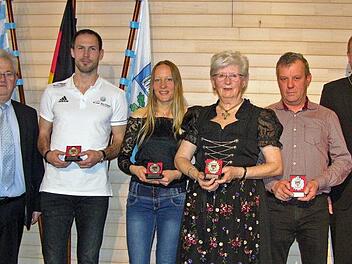 Ausschussvorsitzender Claus Höcherich (links) und Bürgermeister Michael Keilich (rechts) würdigten außergewöhnlich sportliche Leistungen. Im Bild von links Bastian Renk, Sabrina Wiercinski, Karin Barth, Ralf Pratsch. Foto: Klaus Oelzner