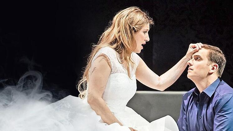 Das Stück "Rusalka" stellte die Mitarbeiter des Landestheaters nicht nur einmal vor Probleme: Bei der Premiere erkrankte Tenor Milen Bozhkov (hier in einer Szene mit Judith Kuhn), dann stieg Rauch aus der Drehbühne auf - defekt!Foto: Sebastian Buff / Bearbeitung: Klaus Heim