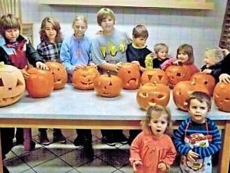 Früher wurden vom Obst- und Gartenbauverein Dürrenried Kürbisaktionen gestartet, was vor allem für Kinder spannend war. So manches "schaurige Gesicht" entstand aus den Kürbissen. Foto: OGV Dürrenried