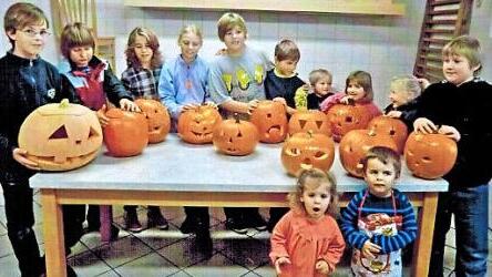 Früher wurden vom Obst- und Gartenbauverein Dürrenried Kürbisaktionen gestartet, was vor allem für Kinder spannend war. So manches "schaurige Gesicht" entstand aus den Kürbissen. Foto: OGV Dürrenried