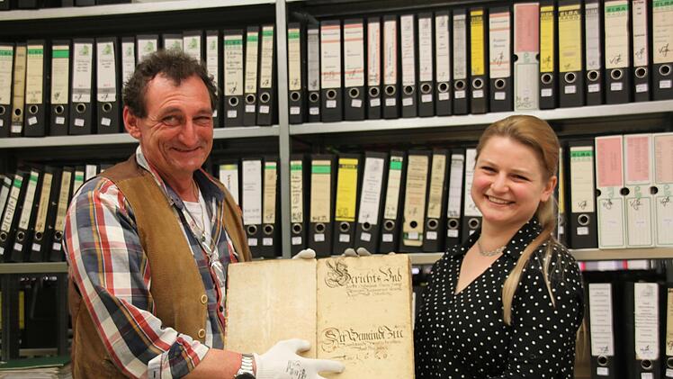 Auch Thomas Mendel und Anastasia G&ouml;tz halten nat&uuml;rlich nicht jeden Tag so eine Rarit&auml;t in den H&auml;nden, wie die Dorfordnung von Bonnland aus dem Jahr 1660. Foto: Kerstin V&auml;th