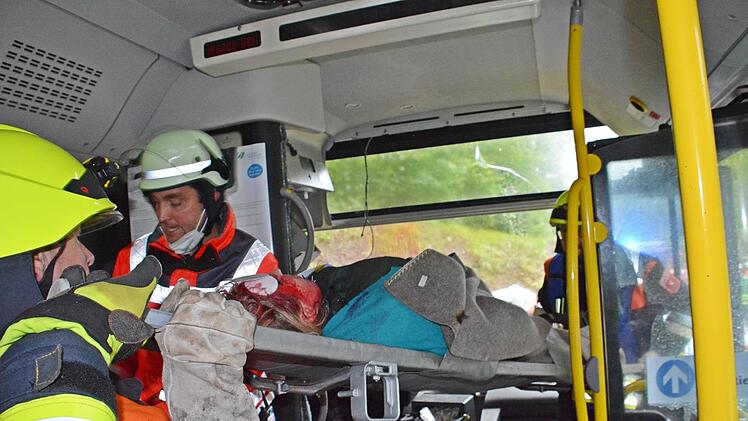Die "Patienten" aus dem engen Gang in einem Bus mit der Trage heraus zu bringen erforderte einiges an Fingerspitzengefühl. Foto: Hanns Friedrich
