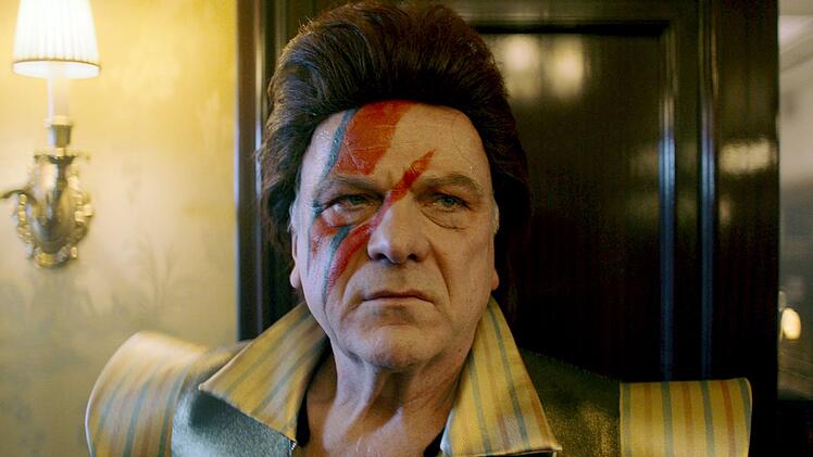 Vincent (Bernhard Schütz) gibt als David Bowie eine eher traurige Figur ab.