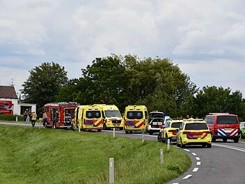 Auto schleudert in eine Sch&uuml;lergruppe in Vogelwaarde