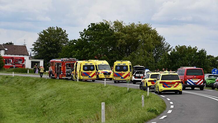 Auto schleudert in eine Sch&uuml;lergruppe in Vogelwaarde