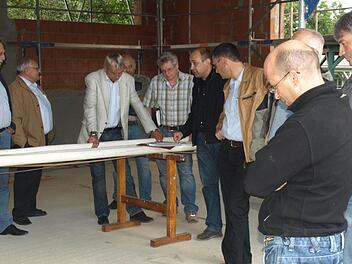 Immer wieder musste sich der Gemeinderat mit der Kulturscheune in Eltingshausen befassen. Einige der Arbeiten waren deutlich teurer geworden als geplant. Das Bild zeigt die Räte bei einer Besichtigung der Kulturscheune. Foto: Stefan Geiger