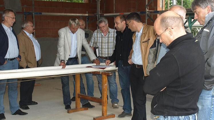 Immer wieder musste sich der Gemeinderat mit der Kulturscheune in Eltingshausen befassen. Einige der Arbeiten waren deutlich teurer geworden als geplant. Das Bild zeigt die Räte bei einer Besichtigung der Kulturscheune. Foto: Stefan Geiger